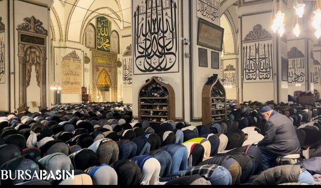 Bursa'da Ulu Cami'de İlk Teravih Namazı