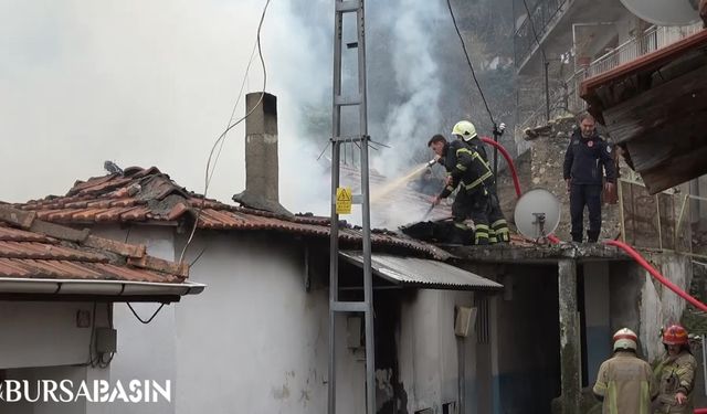 Bursa'da yangın: 2 ev kül oldu, dar sokaklar itfaiyeyi zorladı
