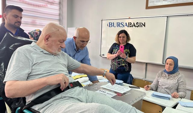 Bursa'da Hasta ve Yürüyemeyenler Ambulanslarla Oy Kullanmaya Taşındı