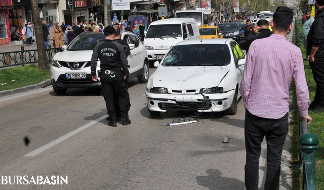 Bursa'da Yaya Geçidinde Kaza: Anne Öldü, 2 Çocuk Yaralandı