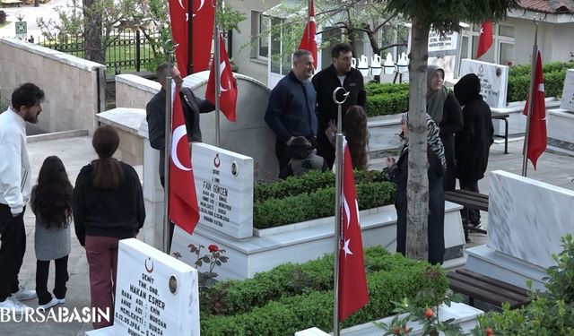 Bursa'da Şehit Yakınları Bayramı Kabir Ziyaretiyle Karşıladı