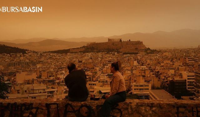 Atina'da Sahra Çölü'nden Gelen Toz Bulutu Gökyüzünü Turuncuya Boyadı