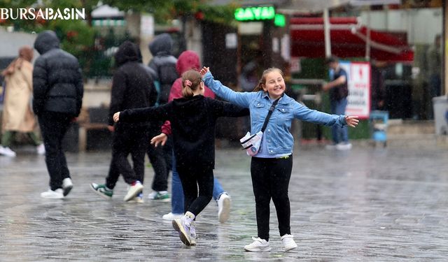 Bursa'da Çocuklar Yağmurun Keyfini Çıkardı