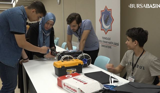 Bursa'da Gençler Robotlarla 19 Mayıs'ı Kutladı