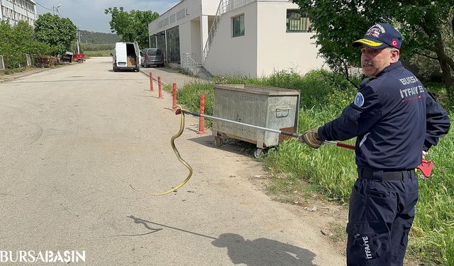 İznik'te Trafik Polislerinin Aracına Giren Yılan Çıkarıldı