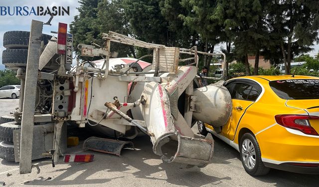 Ticari Taksi Şoförü, Kamyonun Altından Manevra İle Kurtuldu