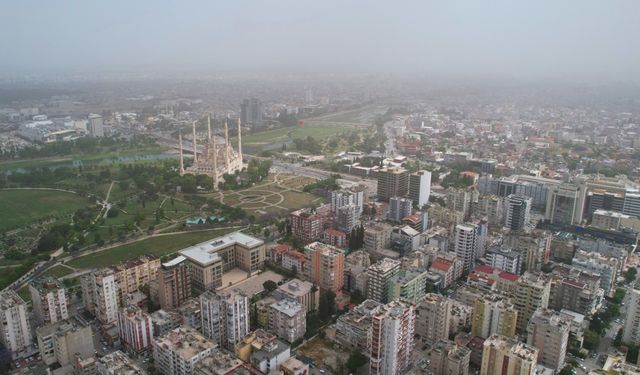 Adana'da Toz fırtınası: Şehir griye büründü