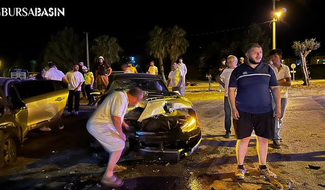 İznik'te İki Otomobil Kafa Kafaya Çarpıştı: 3 Yaralı