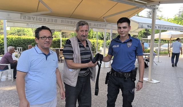 İnegöl’de Camide Bulunan Döviz Çantası Polis’e Teslim Edildi