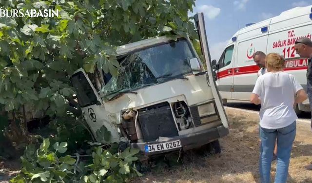 İznik'te Kontrolden Çıkan Minibüs Tarlaya Devrildi