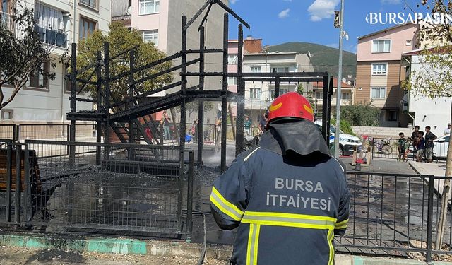 Gemlik'te Çocuk Parkı Yangında Küle Döndü