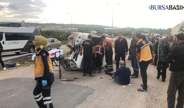 İnegöl'de İşçi Servisi Minibüsü Devrildi: 13 Yaralı