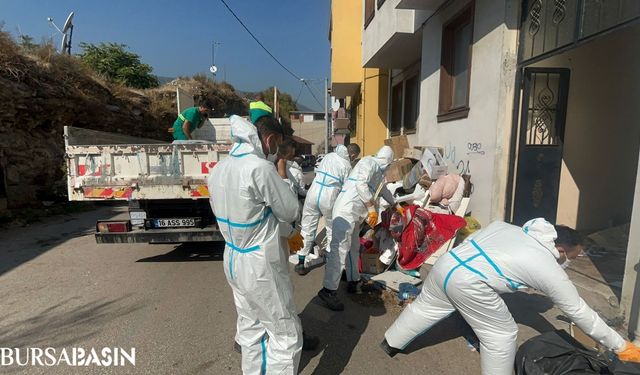 Osmangazi'de Kötü Kokuya Sebep Olan Evden 5 Kamyon Çöp Çıktı