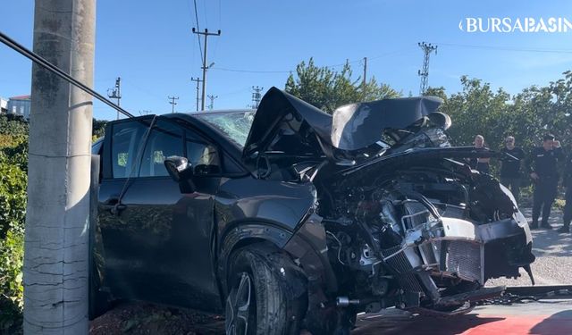 Osmangazi'de Direğe Çarpan Otomobilde 4 Kişi Yaralandı