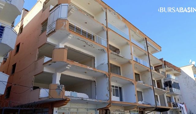 Mudanya'da Yıkılmayan Bina Tehlike Saçıyor