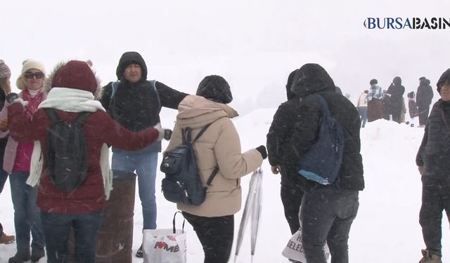 Uludağ'da -8 Derece Soğukta Müzik Eşliğinde Dans Ettiler