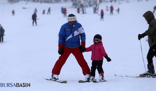 Uludağ'da Acemi Kayakçılar Pistleri Doldurdu