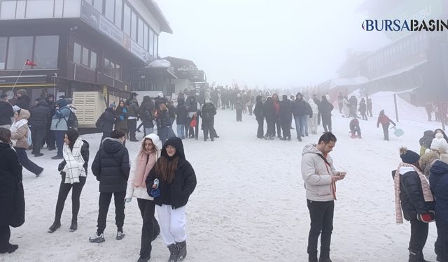 Uludağ, Karla Gelen Yoğun Turist Akınıyla Canlandı