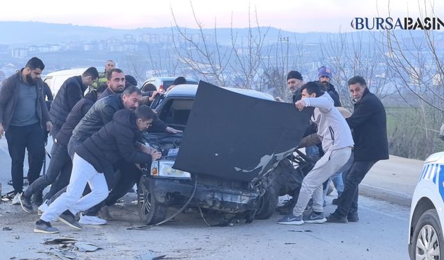 İnegöl’de Kamyonla Çarpışan Otomobilde Sıkışan Sürücü Kurtarıldı