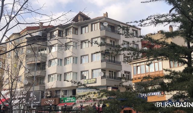 Gemlik’te Şiddetli Rüzgar Terastaki Sedir Çatıya Savruldu