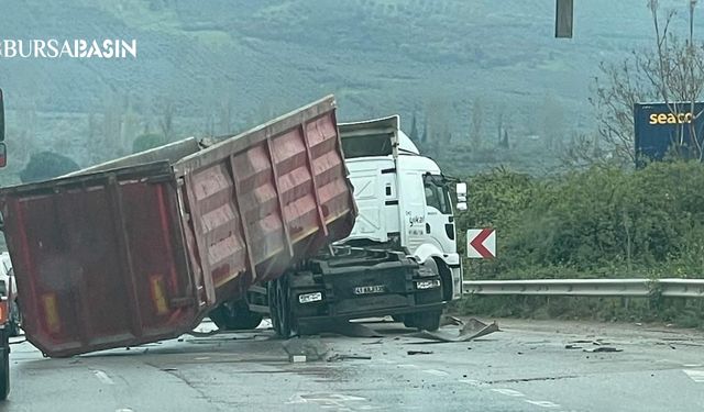 Gemlik'te Tırın Damperi Üst Geçide Çarptı