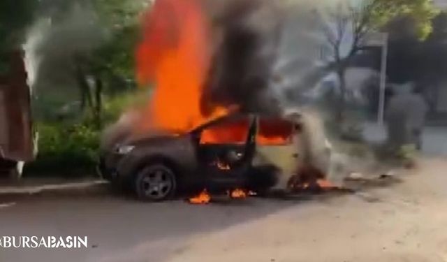 Nilüfer'de Park Halindeki Otomobil Alev Alev Yandı