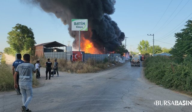 Mustafakemalpaşa’da Plastik Fabrikası Alevlere Teslim