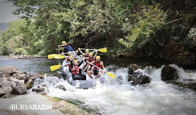 Bursa’da gençler Kocasu’da rafting heyecanı yaşadı