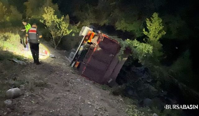 İnegöl’de Dolma Biber Yüklü Kamyon Şarampole Yuvarlandı