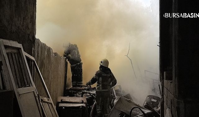 İnegöl’de Yıkım Halindeki Apartmanın Bahçesinde Yangın