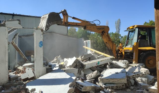 Yenişehir’de Tarım Arazilerindeki 14 Kaçak Yapı Yıkıldı