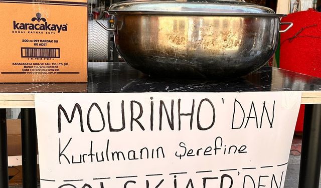 İznik’te Fenerbahçe ve Beşiktaş Taraftarları Helva Dağıttı