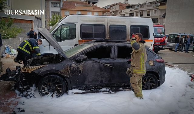Bursa İnegöl’de Park Halindeki Otomobil Alev Alev Yandı