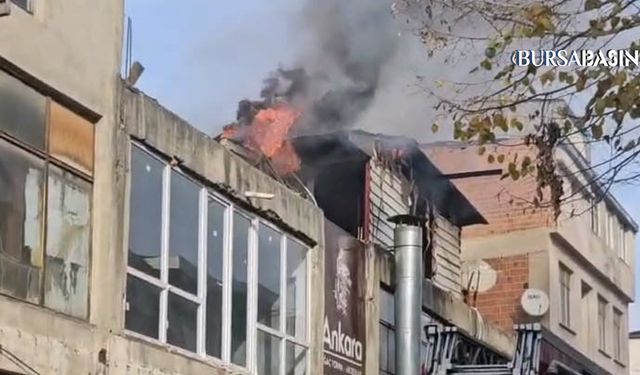 İnegöl’de Mobilya İmalathanesinde Çatı Yangını