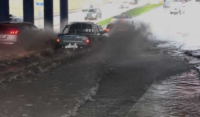 Bursa’da Sağanak Yağış Alt Geçidi Trafiğe Kapattı