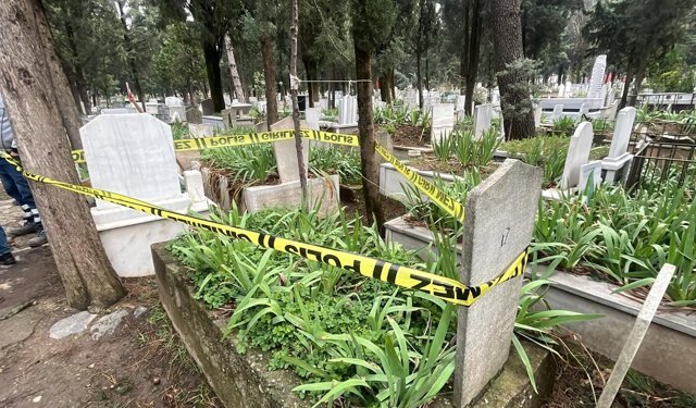 Bursa’da Mezarlıkta Kaçak Bebek Defni Şoku