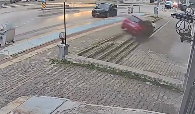 Direksiyon dersinde panik: Araç dükkân önüne uçtu