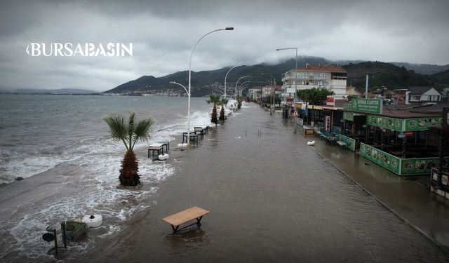 Gemlik’te Deniz Taştı: Sahil Yolu Sular Altında