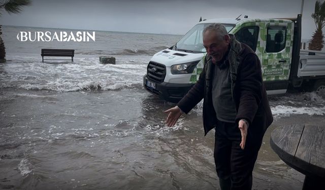 Gemlik’te Fırtına Sahil Yolunu Kapattı