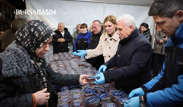 Başkan Bozbey’den Ulu Cami’de İlk Teravih Sonrası Tatlı İkramı