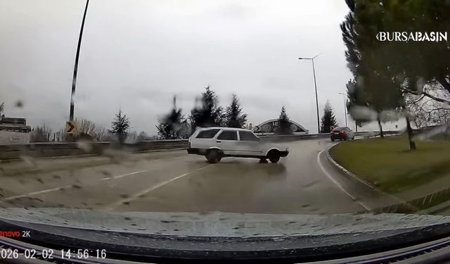 Yağmurda Kontrolden Çıkan Tofaş Spin Attı