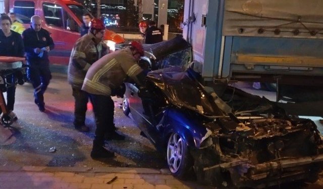 Bursa’da Otomobil Tırın Altına Girdi