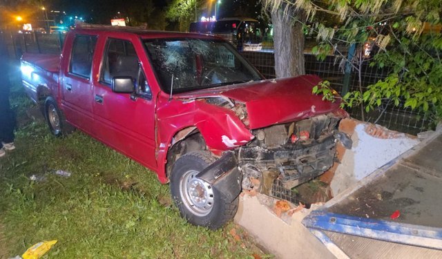 Orhangazi'de Kamyonet Refüje Uçtu