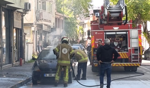 İnegöl’de Park Halindeki Otomobil Alevlere Teslim Oldu