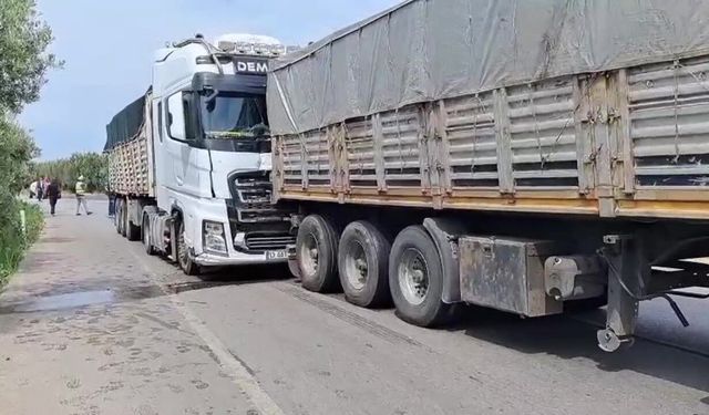 İznik’te Kömür Yüklü Tırlar Çarpıştı