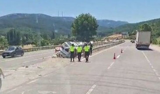 Bursa'da Feci Kaza! Araçlar Bariyerlere Saplandı