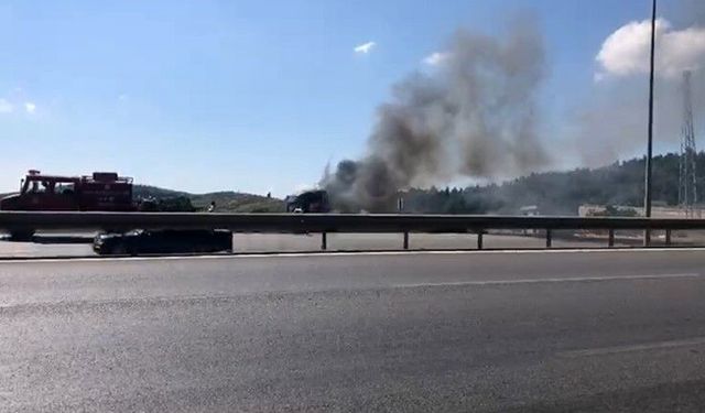 Gemlik'te Seyir Halindeki Tır Alevlere Teslim Oldu