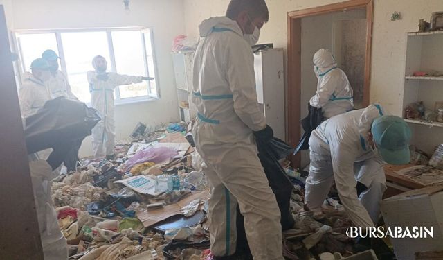 Nilüfer'de Çöp Evden 28 Ton Atık Çıkarıldı