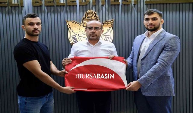 Bursa'da Gençlerden Bayrak İçin Örnek Tırmanış