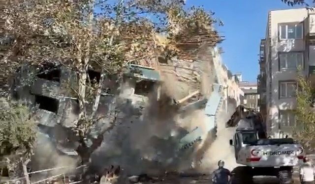 Mustafakemalpaşa’da bina yıkım sırasında çöktü